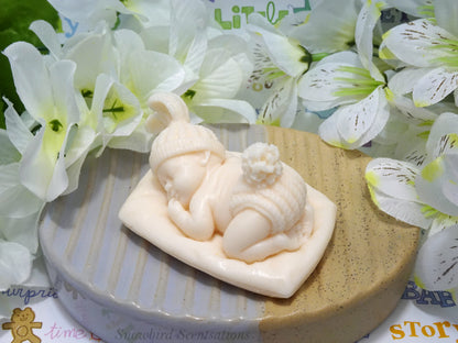 Baby on Pillow (Solid)